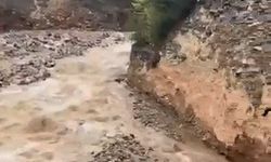 Derede heyelan anı kameraya yansıdı