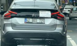 'Dikkat acemiyim' yazısını cama yapıştırıp trafiğe çıktı