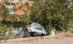 Diyarbakır'da araç istinat duvarından aşağı düştü