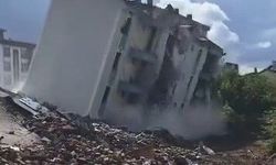 Elazığ'da ağır hasarlı bina, tek dokunuşla yerle bir oldu