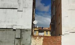 Elazığ'da bir kadın, canını hiçe sayarak çatıya halı serdi