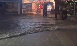 Elazığ'da sağanak yağışta caddeler dereye döndü