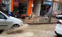 Erdek'te sağanak yağış sonrası Hükümet Caddesi göle döndü