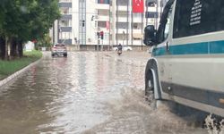 Erdemli 'de şiddetli yağış yol ve bahçeleri göle çevirdi, vatandaşları mağdur etti