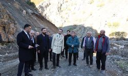 Erzincan'da yağıştan zarar gören köy yolları ve altyapı için çalışma yürütülüyor