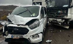 Erzurum'un Aşkale ilçesinde zincirleme trafik kazası: 3 araç birbirine girdi