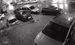 Esenyurt'ta yokuş aşağı direksiyon hakimiyetini kaybeden sürücü park halindeki araçlara çarptı: O anlar kamerada