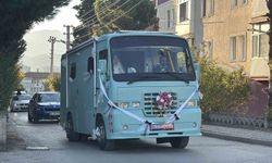 Eşinin hayali için 3 yıl uğraştı, düğününde gelin arabası yaptı
