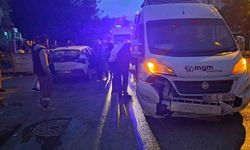 Eskişehir'de servis ile otomobil çarpıştı