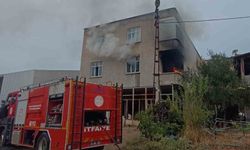 Ev yangınında mahsur kalan kadın kurtarıldı