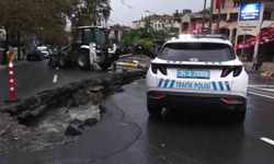 Eyüpsultan'da yol çöktü, trafik kilitlendi
