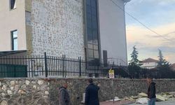 Fırtına okulun dış cephesine zarar verdi