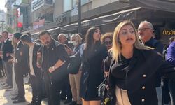 Gazetecilerin eyleminde gazetecilere Yeni Partililerden engel