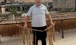 Gaziantep'in yöresel lezzetleri cevizli sucuk ve bastık geleneksel yöntemlerle hazırlanıyor