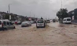 Gaziantep'te sağanak yağış sonrası yollar göle döndü