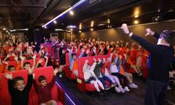 Gezen sinema tırı Kaynaşlı'da çocuklarla buluştu