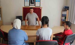 Görme engelli Hasan öğretmen, 20 yıldır öğrencilerine rehber oluyor