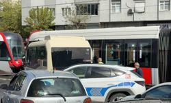 Güngören'de tramvay ters dönüş yapan minibüse çarptı