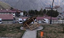 Hakkari'de yeni yapılan kamelyaya zarar verdiler