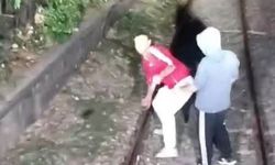 Hareket halindeki trenin önünü kestiler, içeri alınmayınca treni taşladılar