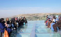 Harput Cam Seyir Terası'nda manzara eşliğinde örgü keyfi