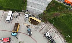 Hasdal yolunda bariyerlere çarpan hafriyat kamyonu, İSKİ önünde iki araca çarpıp otoparka düştü