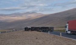 Iğdır-Doğubayazıt karayolunda tır devrildi, yol ulaşıma kapandı