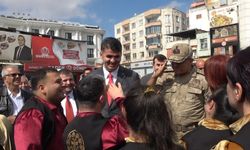 İl Jandarma Komutanını görünce asker selamı verdiler