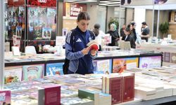 İrem, kitap ve söyleşilerle dolu fuarı işaret diliyle keşfetti