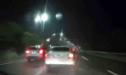 Islak yolda makas atan sürücü kameraya yansıdı