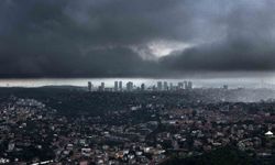 İstanbul'da hava karardı, yağmur bulutlarının girişi böyle görüntülendi