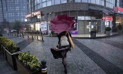İstanbul'da vatandaşların şiddetli fırtına ve yağmurla imtihanı kamerada