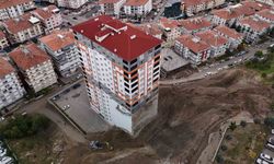 İstinat duvarı yıkılan apartmanın ortaya çıkan temeli, estetikten uzak görüntüsünü gözler önüne serdi