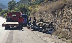 İstinat duvarına çarpan otomobil ters döndü : 3 yaralı
