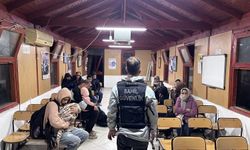 İzmir açıklarında 76 düzensiz göçmen yakalandı