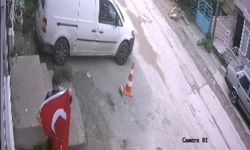 İzmir'de gencin bayrak duyarlılığı kamerada