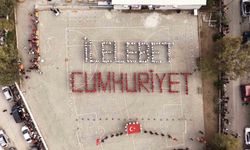İzmir'de ilkokul öğrencilerinden anlamlı Cumhuriyet kutlaması