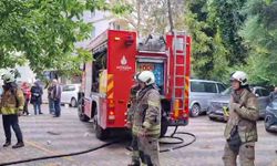 Kadıköy'de 8 katlı binada mahsur kalanları itfaiye ekipleri pencereden kurtardı