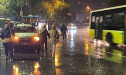 Kadıköy'de sağanak yağış ve fırtına vatandaşlara zor anlar yaşattı