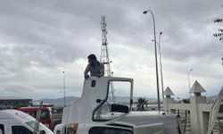 Kahramanmaraş'ta devrilen kamyon cami duvarına çarptı