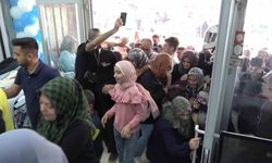 Kahramanmaraş'ta giyim mağazasında indirim izdihamı