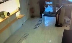 Kaldırım taşıyla bankanın camını kırdıktan sonra aramadık yer bırakmayan hırsızın eli boş döndüğü anlar kameraya yansıdı