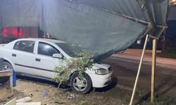 Kamyonla çarpışan otomobil kıraathaneye girdi