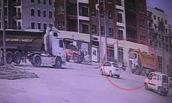 Kamyonun kör noktasına gelen motosiklet sürücüsünün ezilerek can verdiği anlar kameraya yansıdı