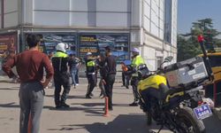 Karabük'te elindeki bıçağı boğazına dayayan şahsa polis müdahale etti