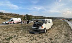 Karaman'da otomobille çarpışan minibüs refüje savruldu: 1 yaralı