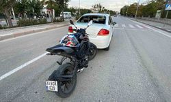 Karaman'da yaya geçidinde duran otomobile çarpan motosikletin sürücüsü yaralandı