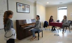 Kartal'da genç yetenekler sanatla geleceğe hazırlanıyor: Kartal Belediyesi Sanat Akademisi'nde sınav günü heyecanı