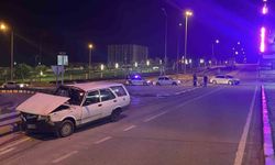 Kavşakta çarpışan otomobillerden biri bariyerlere çarparak durabildi: 2 yaralı