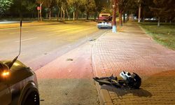 Kayseri'de otomobile ve trafik levhasına çarpan motosiklet sürücüsü 50 metre sürüklendi: 1 ağır yaralı